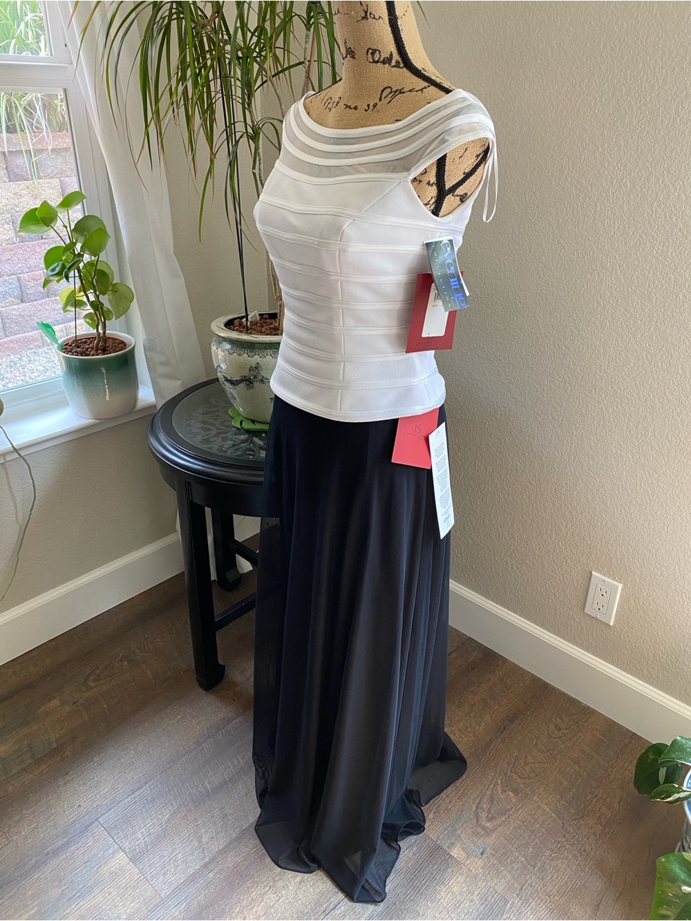 JS Collections Off-Shoulder Top - Picture 9 of 10